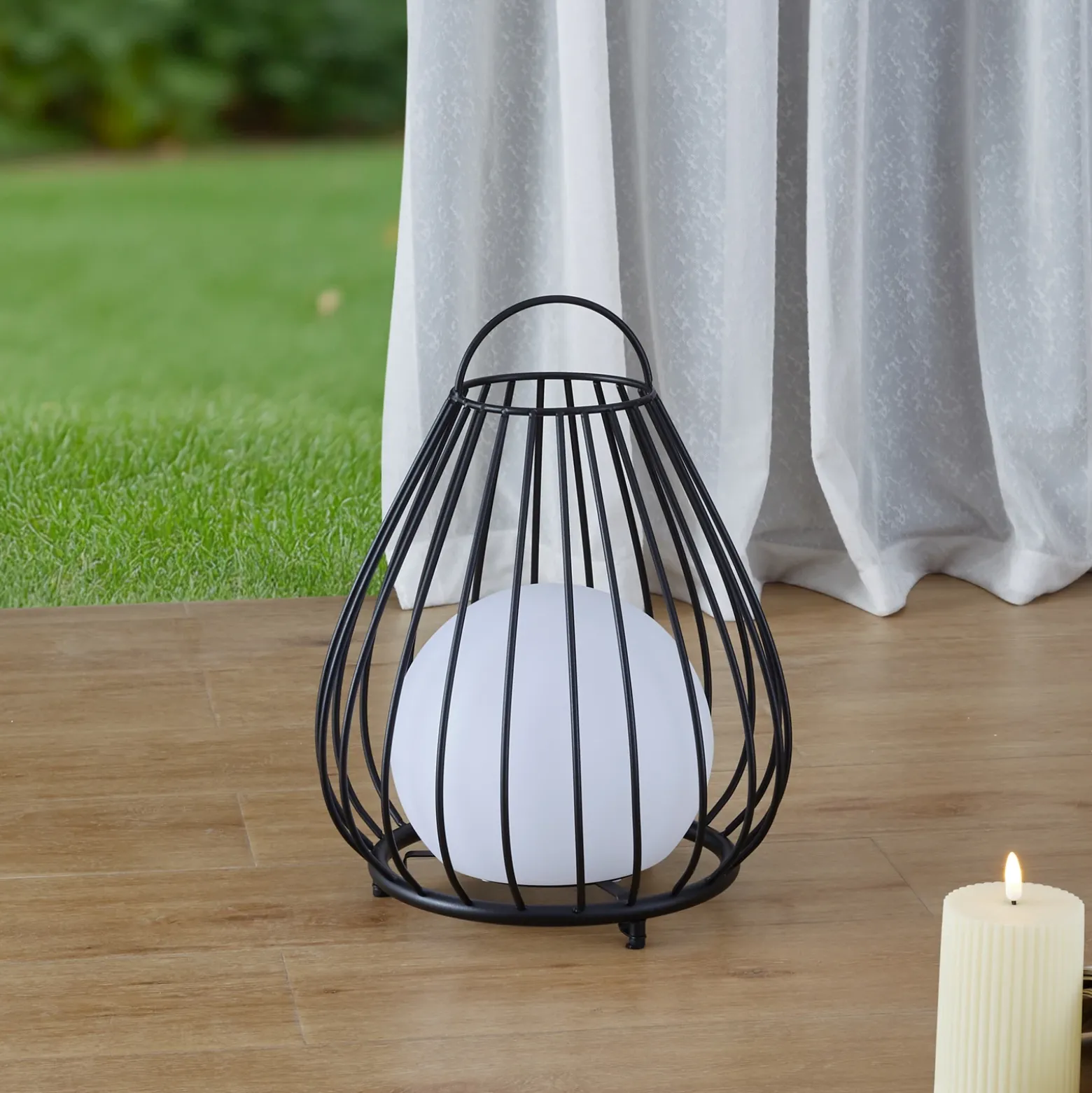 Lámpara LED solar Kelda de Lindby, negra, metal, 38 cm, atenuable.