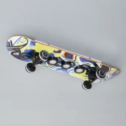 Lámpara LED techo Easy Cruiser Graffiti, monopatín