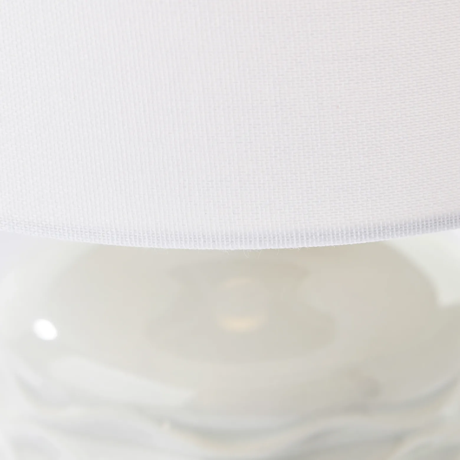 Lámpara mesa Ilysa blanca pie cerámica gris