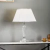 Lámpara mesa Veronique, pie estrecho, blanco/cromo