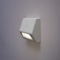 Lámpara nocturna LED NIGHTLUX HALL blanca con sensor y batería IP54 de OSRAM