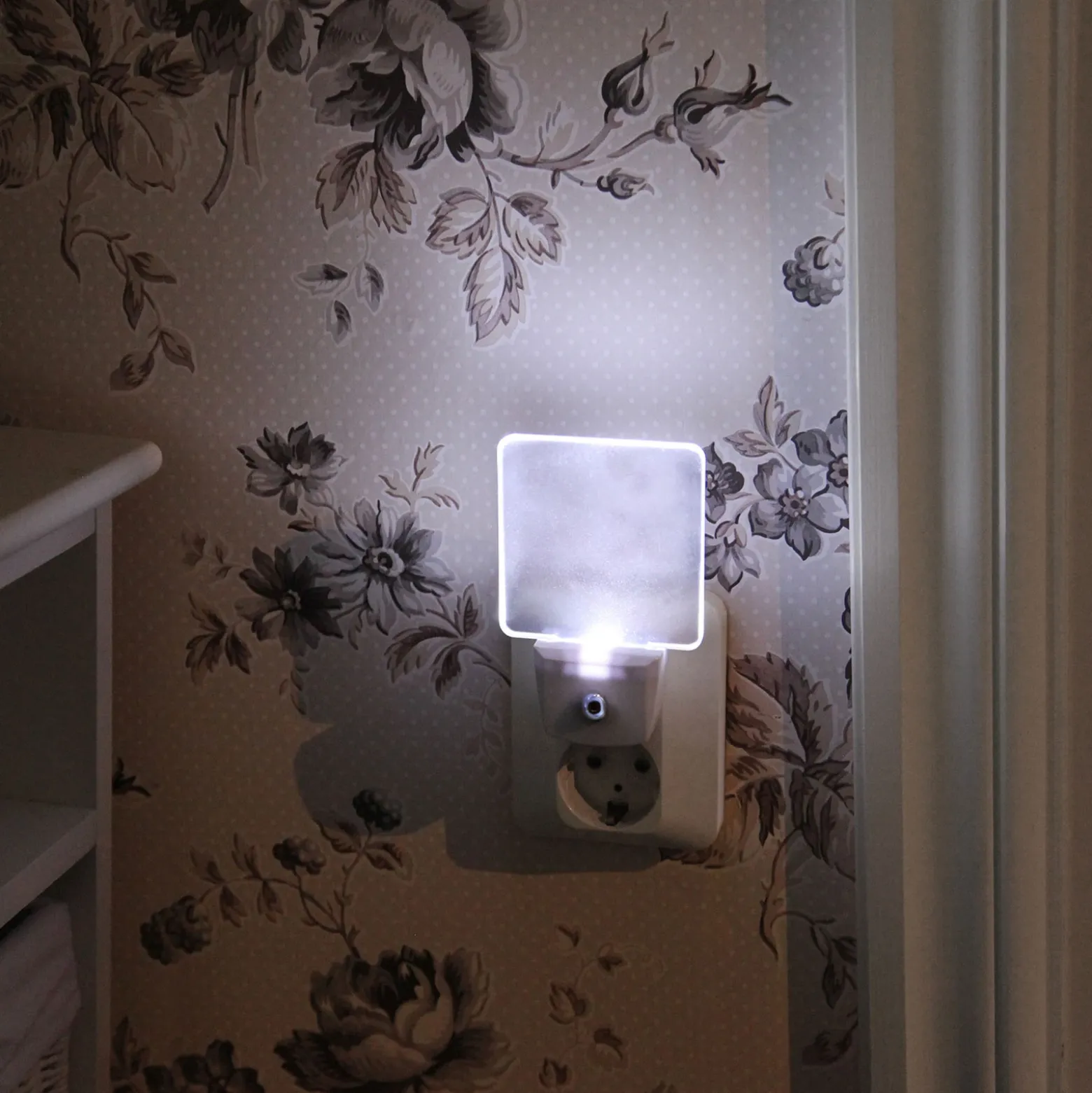 Lámpara nocturna LED 357-11 para el enchufe