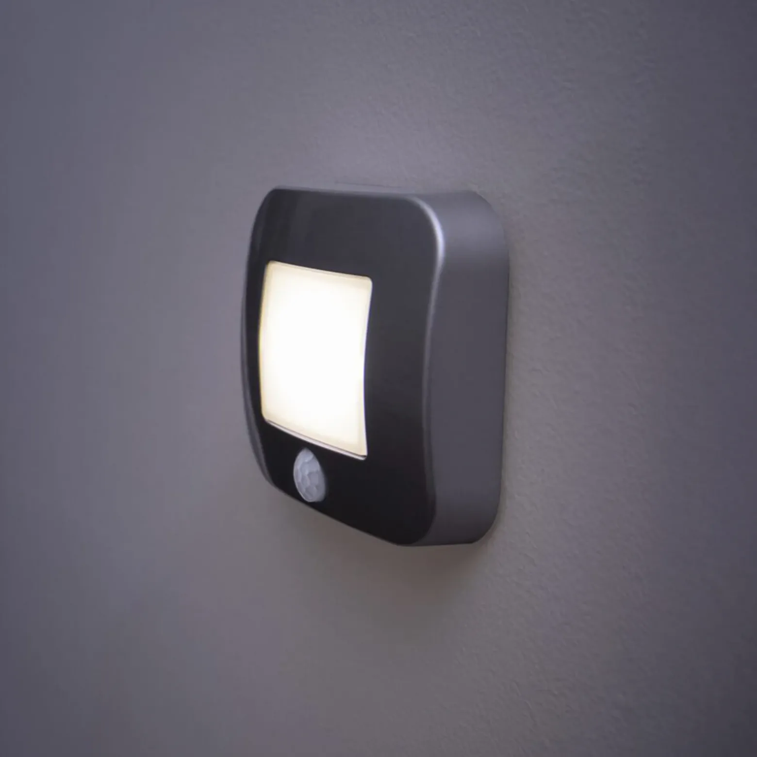 Lámpara nocturna OSRAM NIGHTLUX HALL, sensor plateado, batería IP54