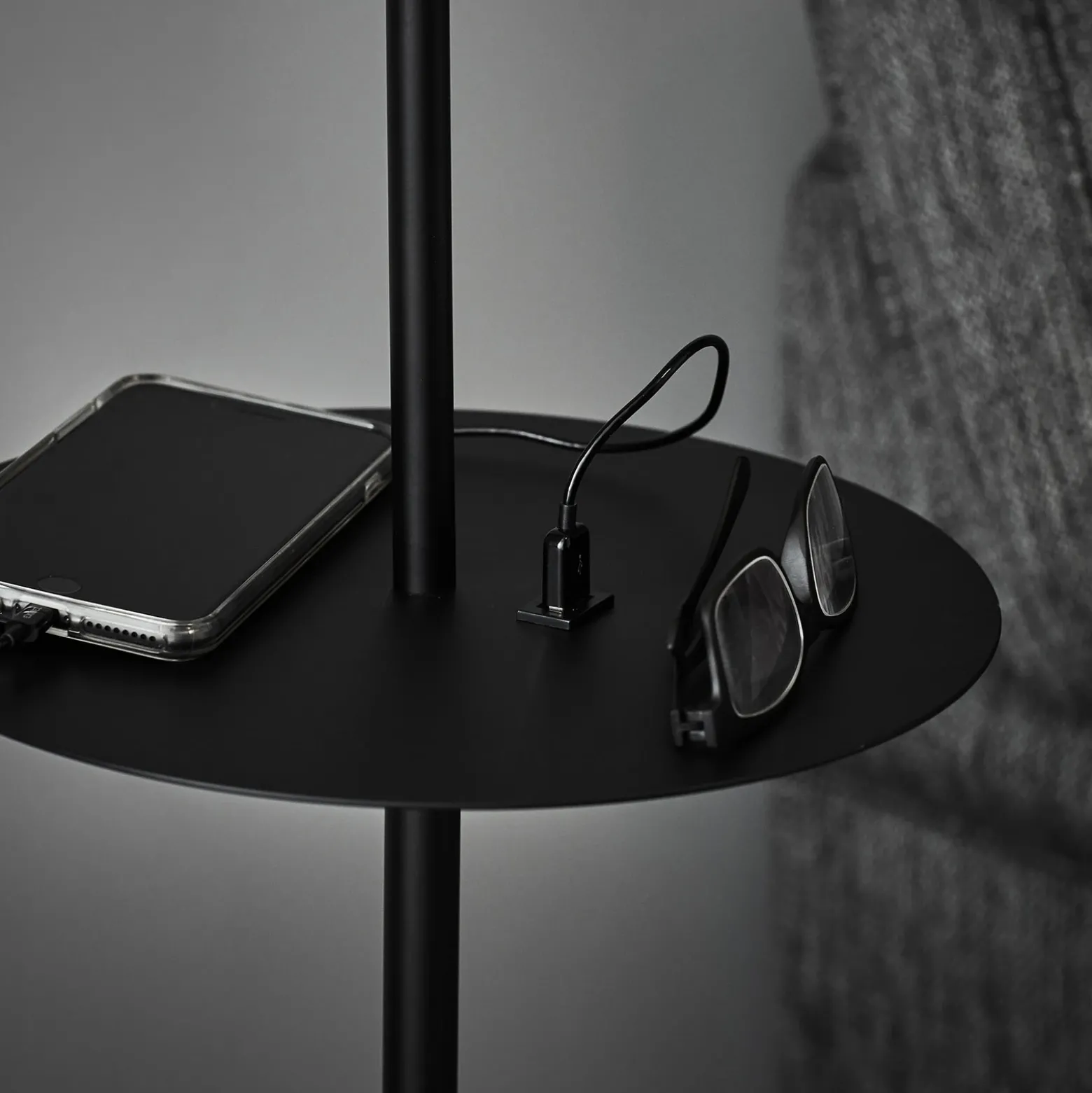 Lámpara pie Linear, estación de carga USB, negro