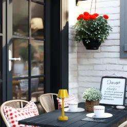 Lámpara recargable Lindby LED Gaja, amarilla, USB, IP44, RGBW, atenuable