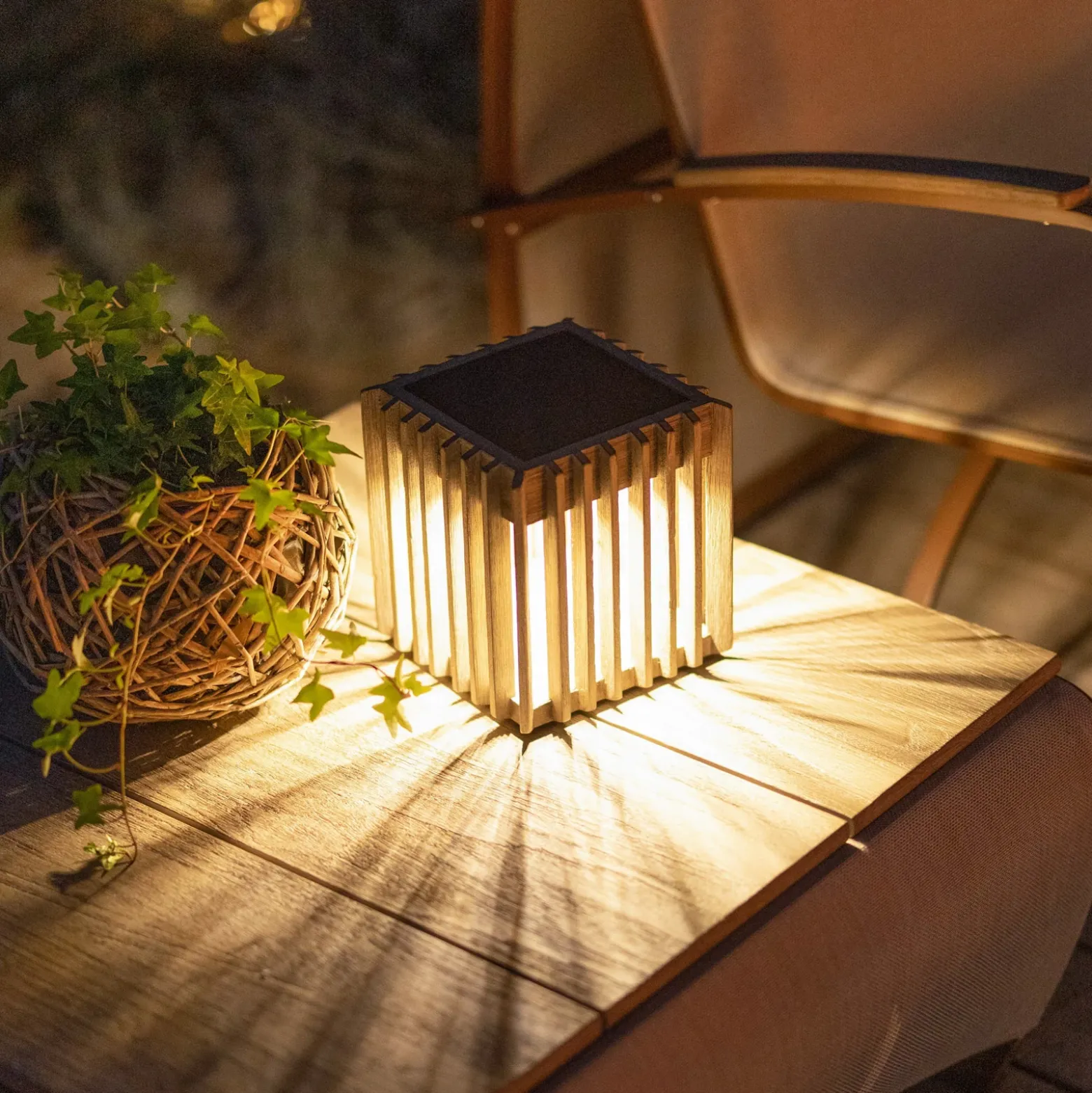 Lámpara solar de sobremesa Verti LED, gris teca, 3.000 K, 300 lm