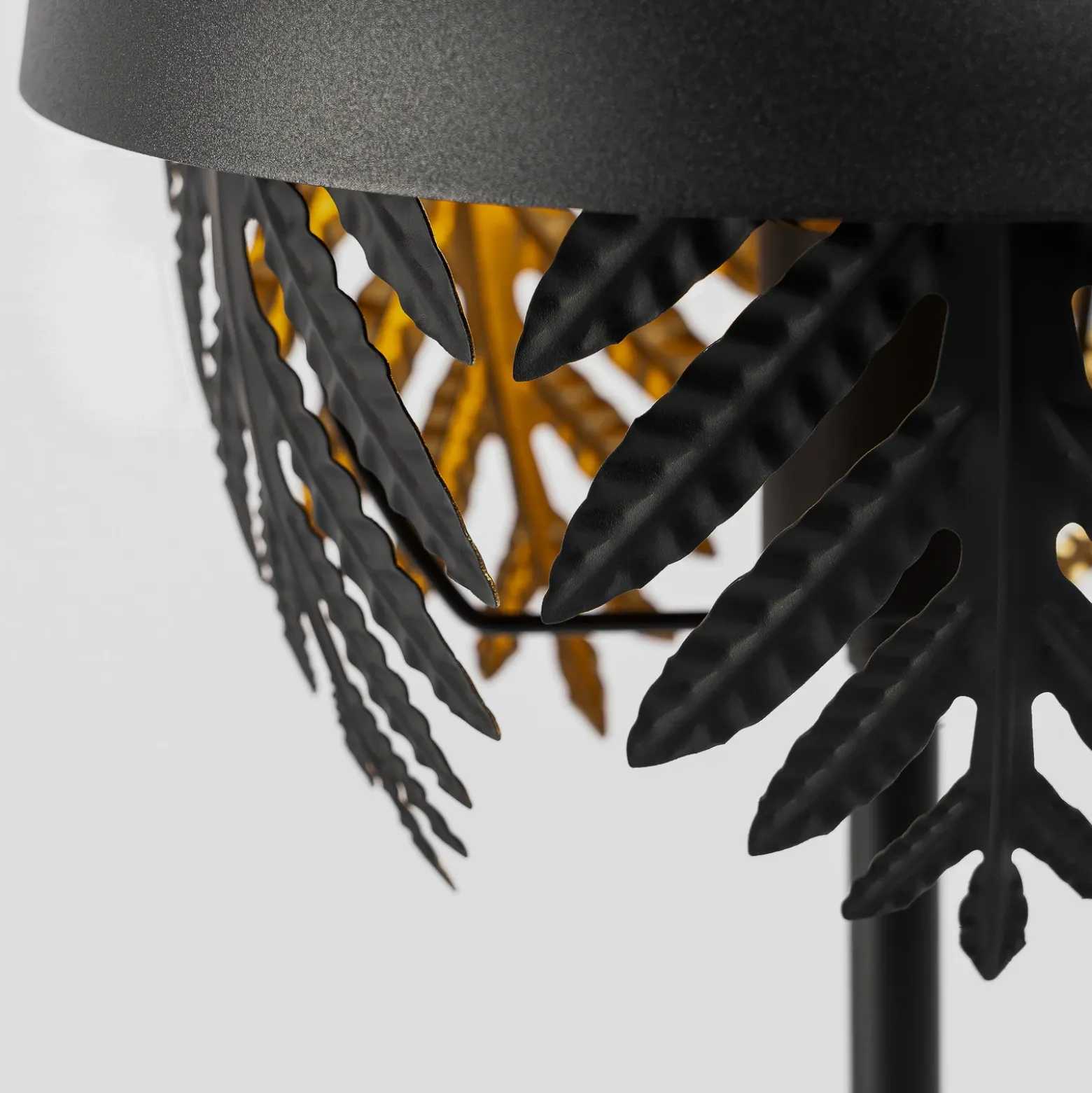 Lucande Aparas lámpara de mesa look hoja, negro-oro
