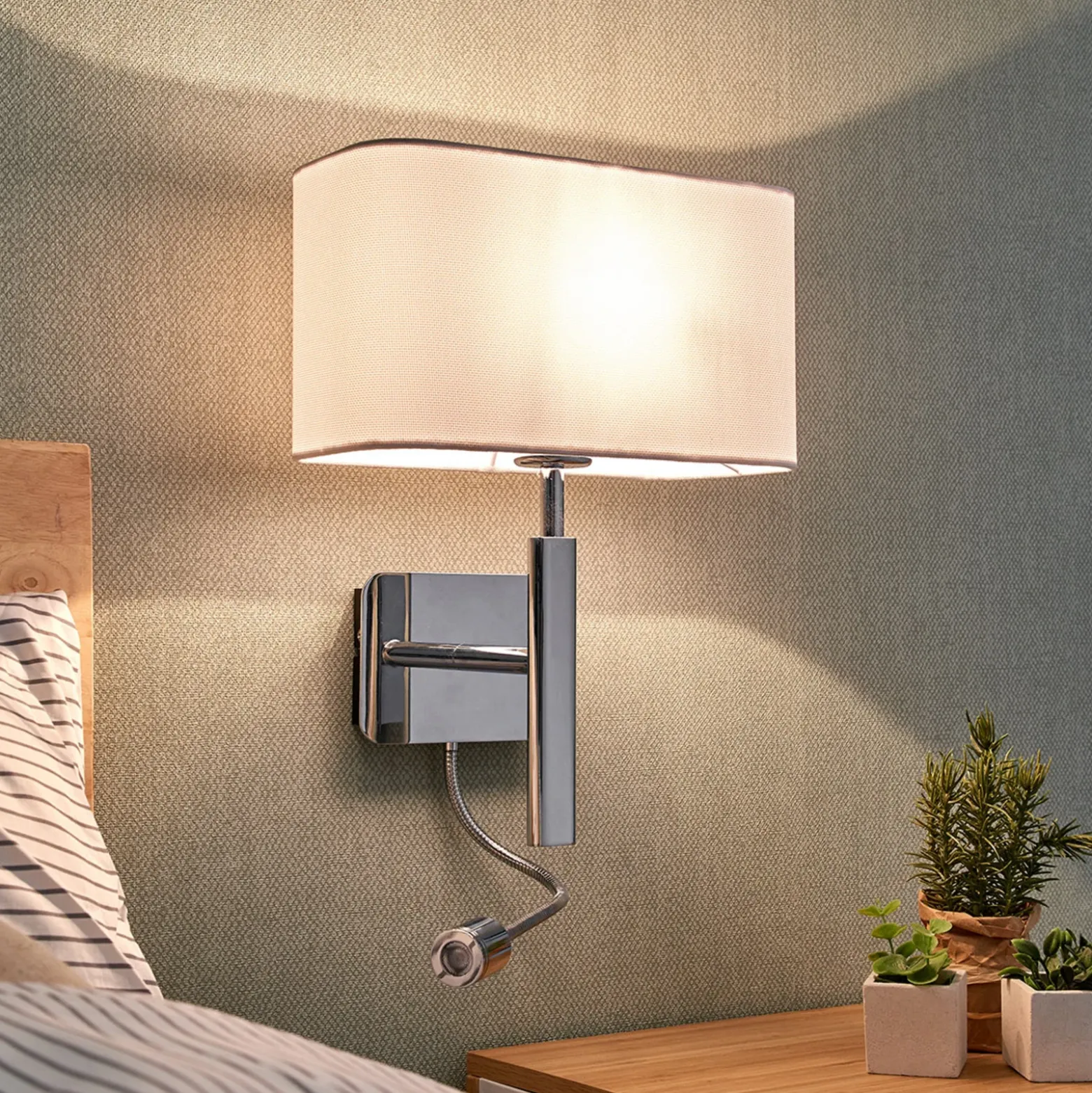 Lucande aplique de pared Jettka, altura 63 cm, brazo de lectura, textil