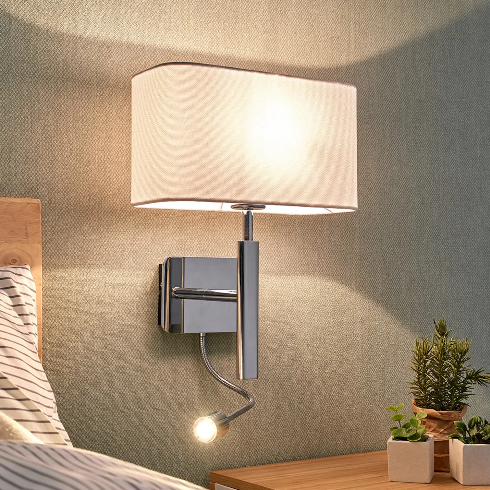 Lucande aplique de pared Jettka, altura 63 cm, brazo de lectura, textil