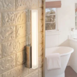 Lucande Aplique LED para baño Julie, 32 cm de altura, cromo, IP44