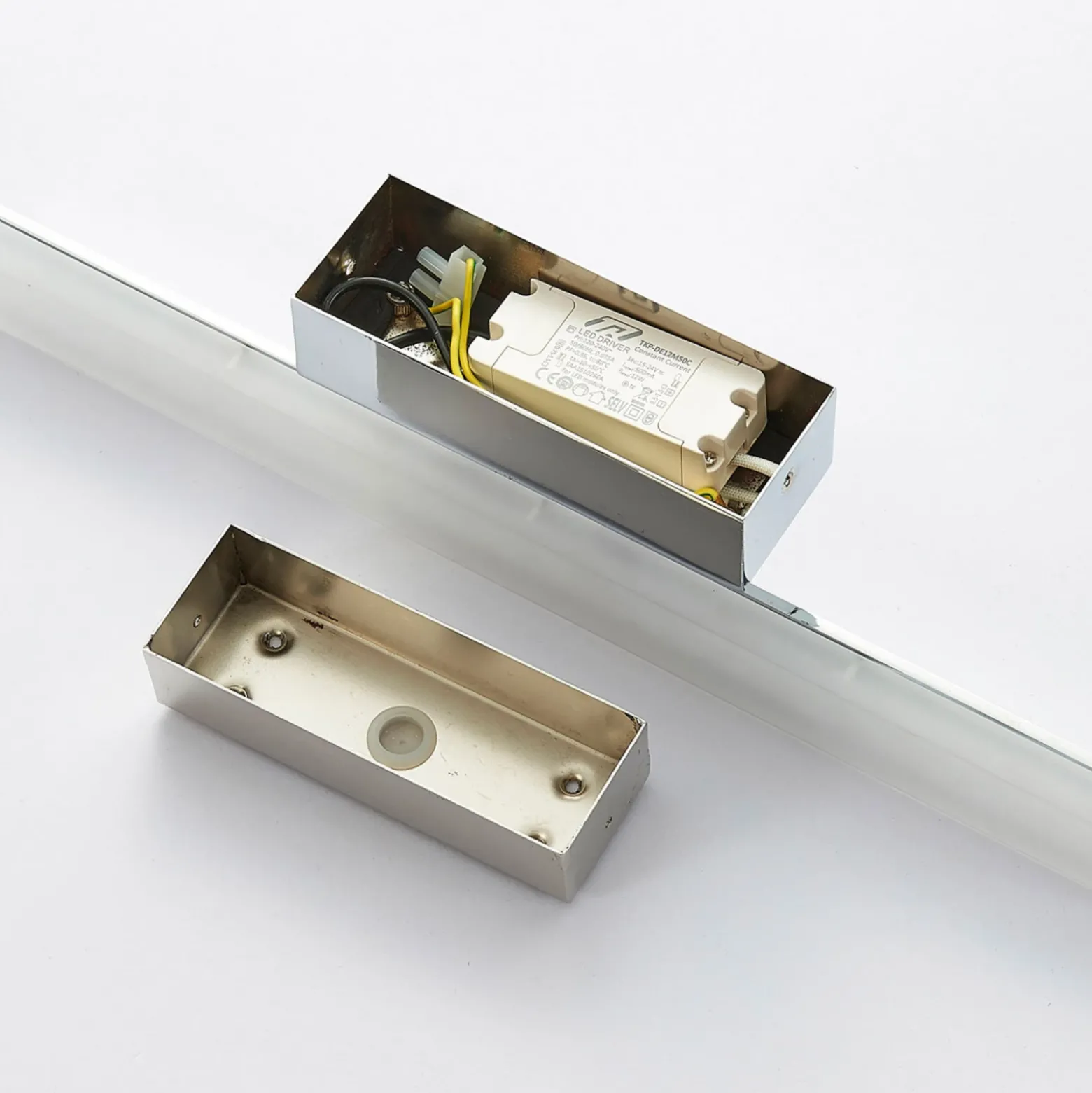 Lucande Aplique LED para baño Julie, 75cm, cromo, metal, IP44