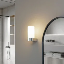 Lucande Basolo aplique para baño, cromo, altura 17,2 cm, cristal