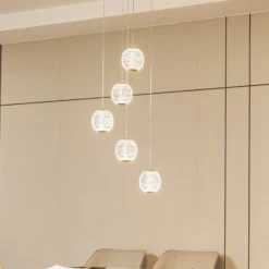 Lucande Lámpara colgante LED Ismenia, 5 luces, latón, acrílico