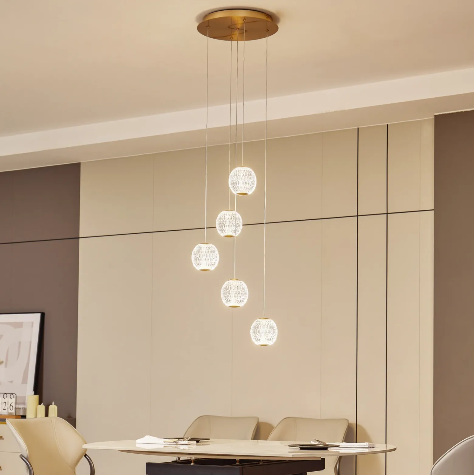 Lucande Lámpara colgante LED Ismenia, 5 luces, latón, acrílico