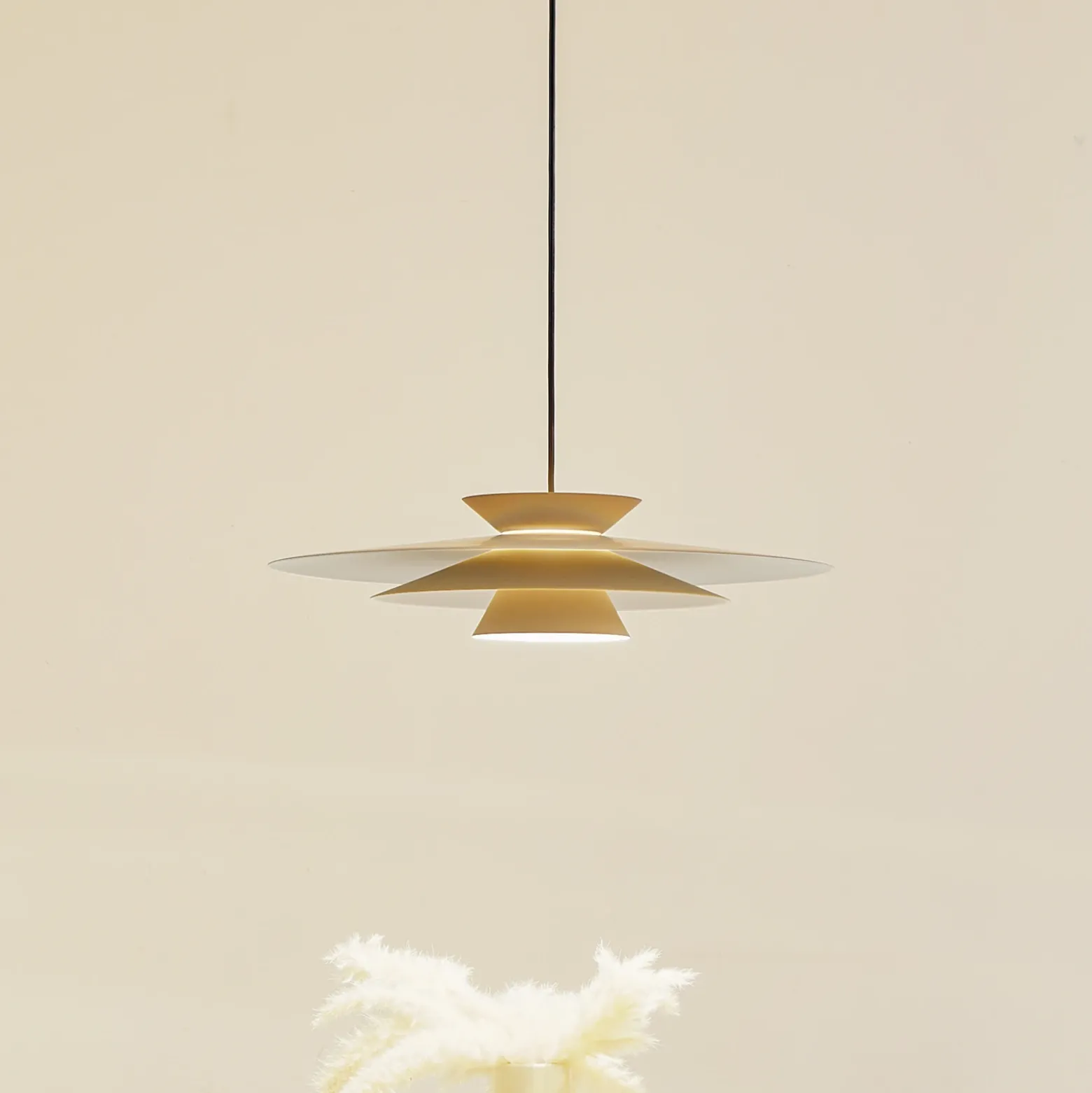 Lucande Lámpara colgante LED Livie, beige, aluminio, Ø 50 cm
