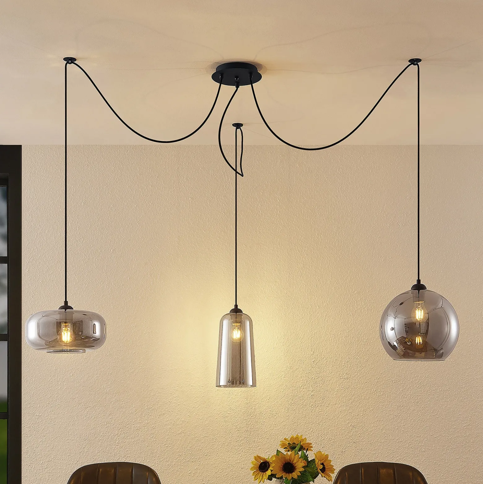Lucande lámpara colgante Zyli, 3 luces, gris humo, cristal