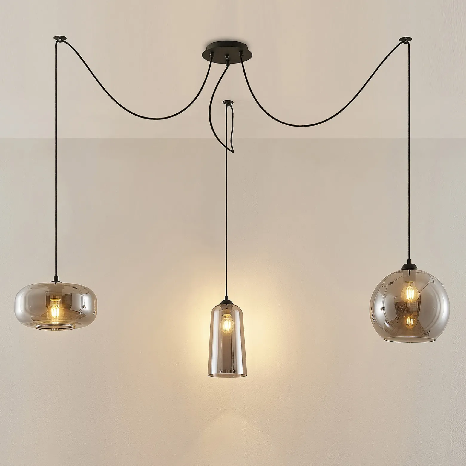 Lucande lámpara colgante Zyli, 3 luces, gris humo, cristal