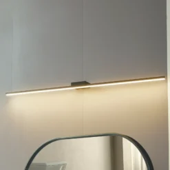 Lucande Lámpara de espejo LED Kivana, negra, metal, 120 cm IP44