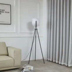 Lucande Lámpara de pie Helva, 150 cm, blanco/negro, giratoria