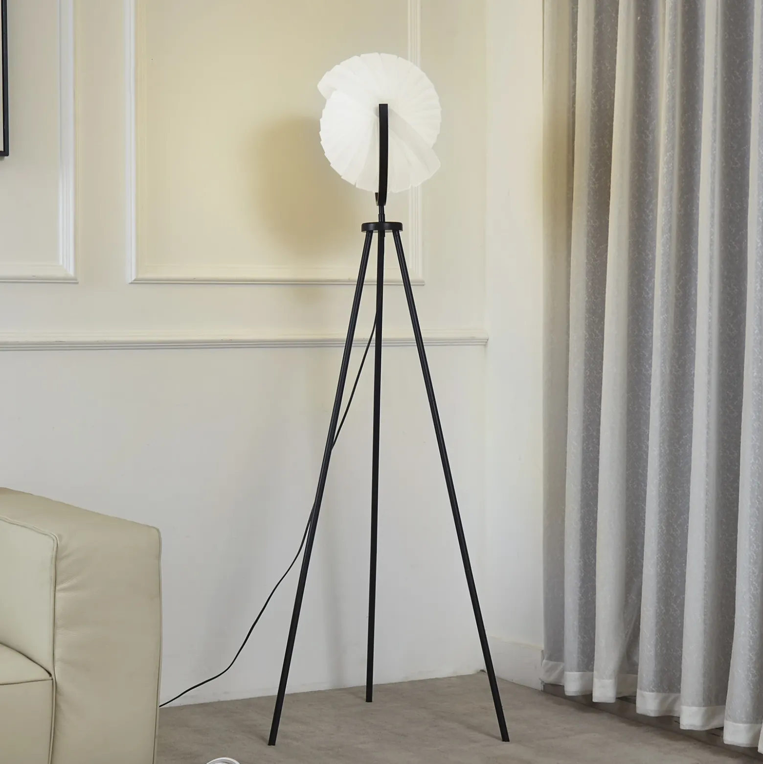 Lucande Lámpara de pie Helva, 150 cm, blanco/negro, giratoria