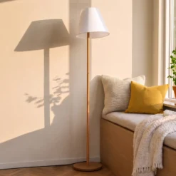 Lucande lámpara de pie Jinda, blanco, madera, tela, 160 cm, E27