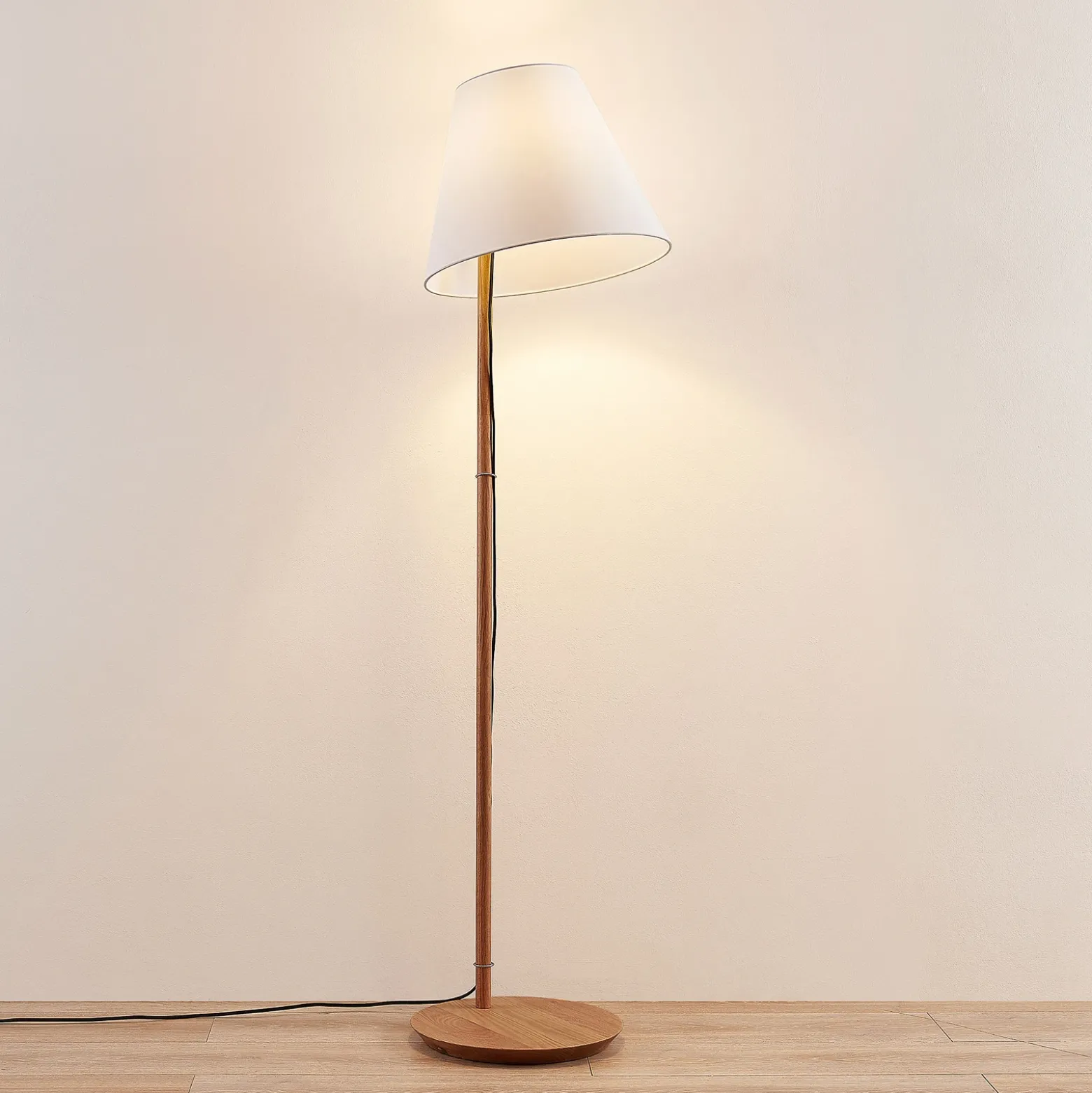 Lucande lámpara de pie Jinda, blanco, madera, tela, 160 cm, E27