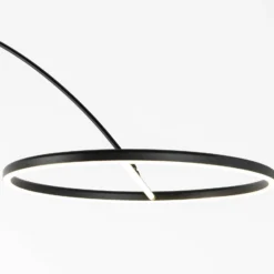 Lucande Lámpara de pie LED arqueada Virvera, redonda, negra, metal