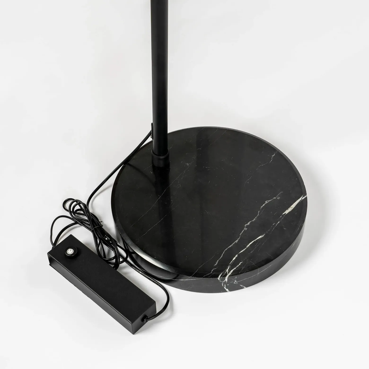 Lucande Lámpara de pie LED arqueada Virvera, redonda, negra, metal