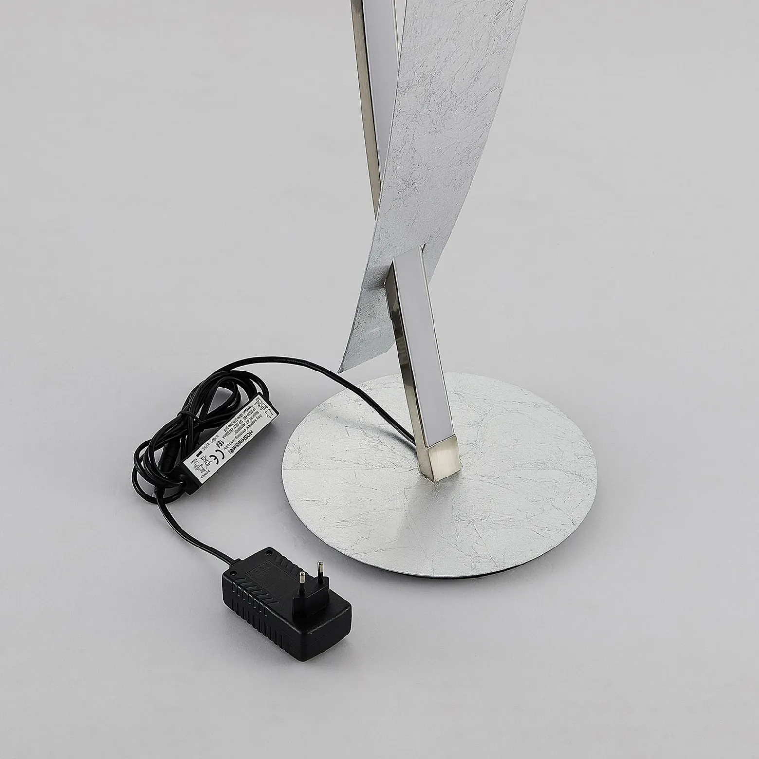 Lucande Lámpara de pie LED Marija, plateada, atenuable, 140 cm