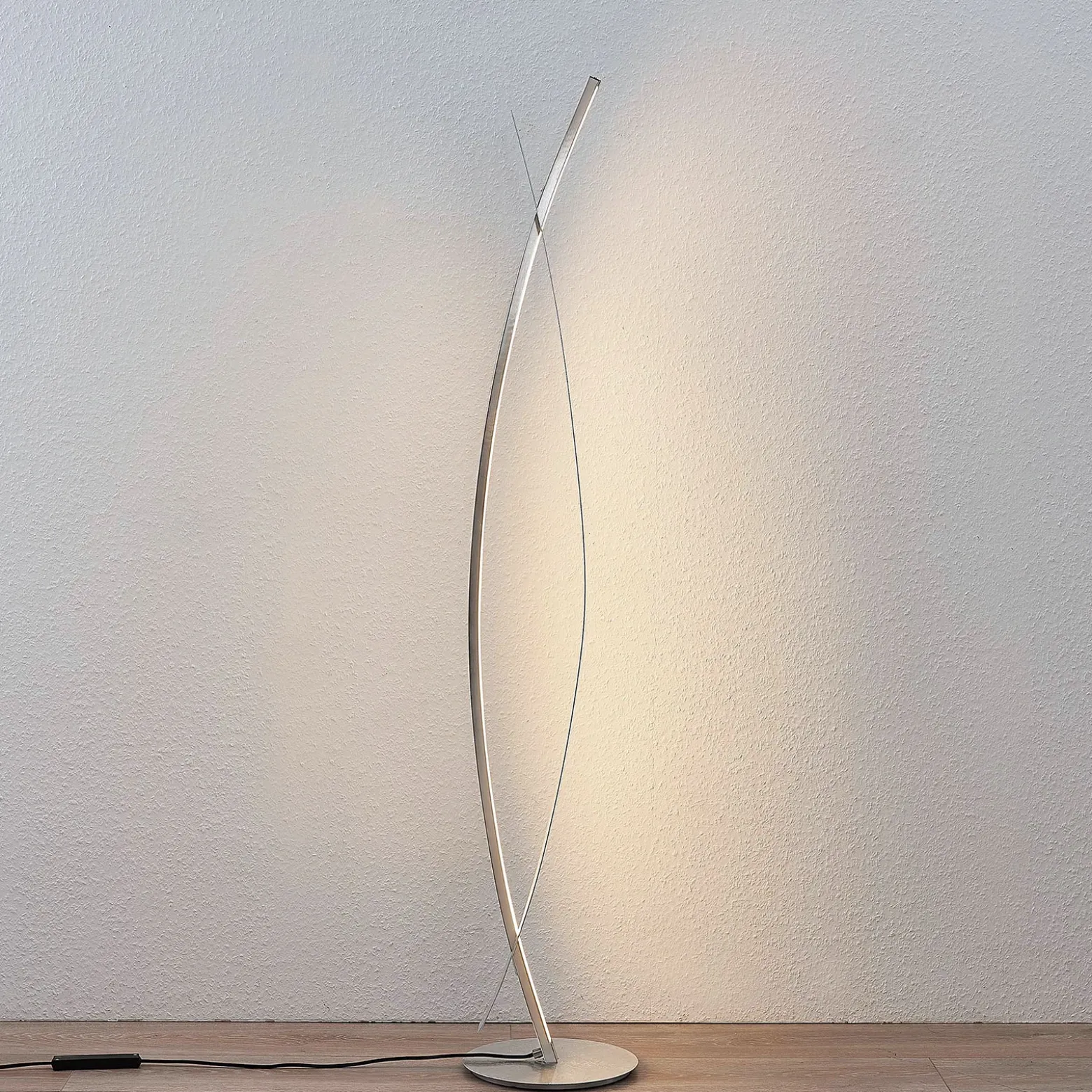 Lucande Lámpara de pie LED Marija, plateada, atenuable, 140 cm