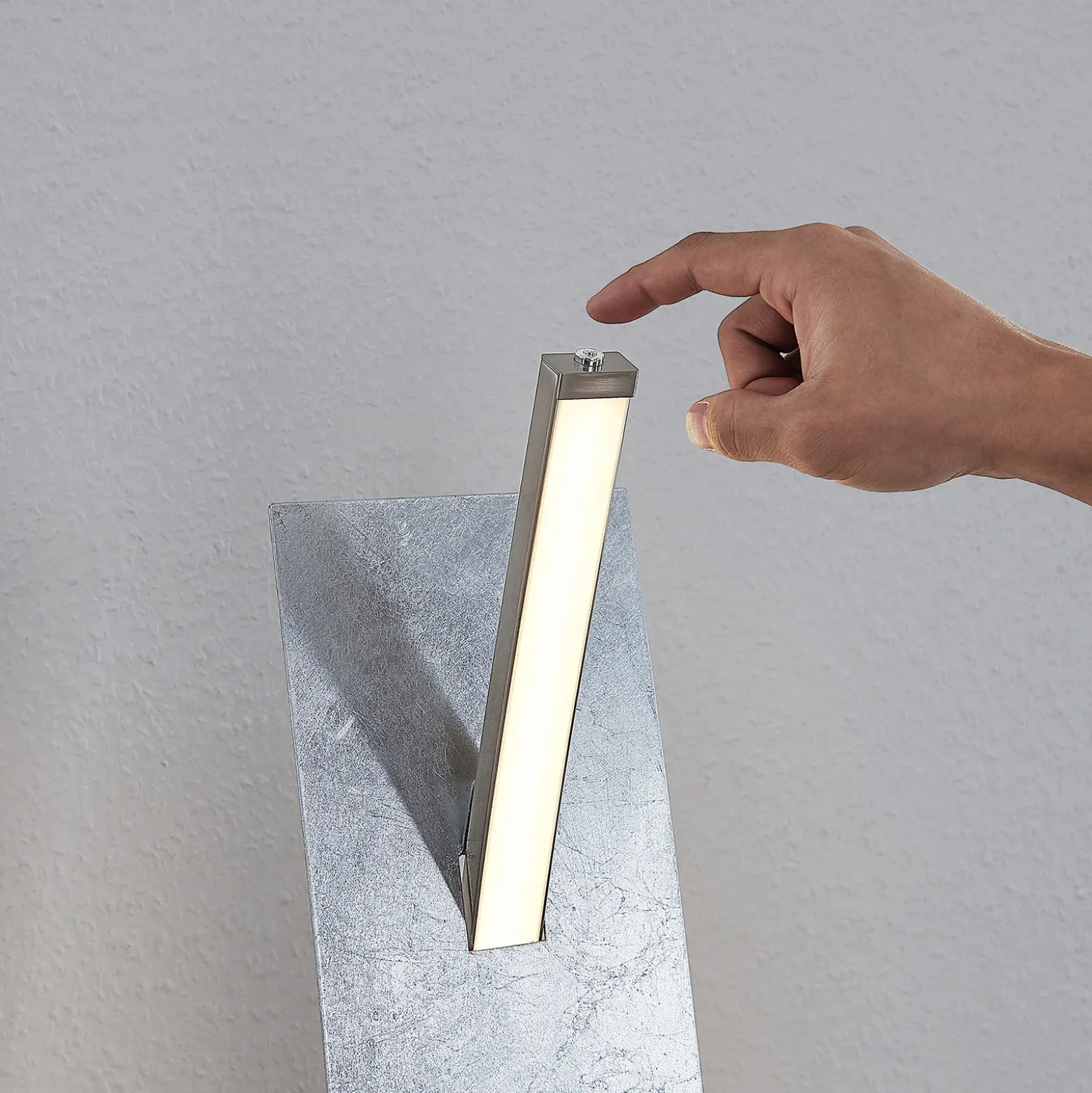 Lucande Lámpara de pie LED Marija, plateada, atenuable, 140 cm