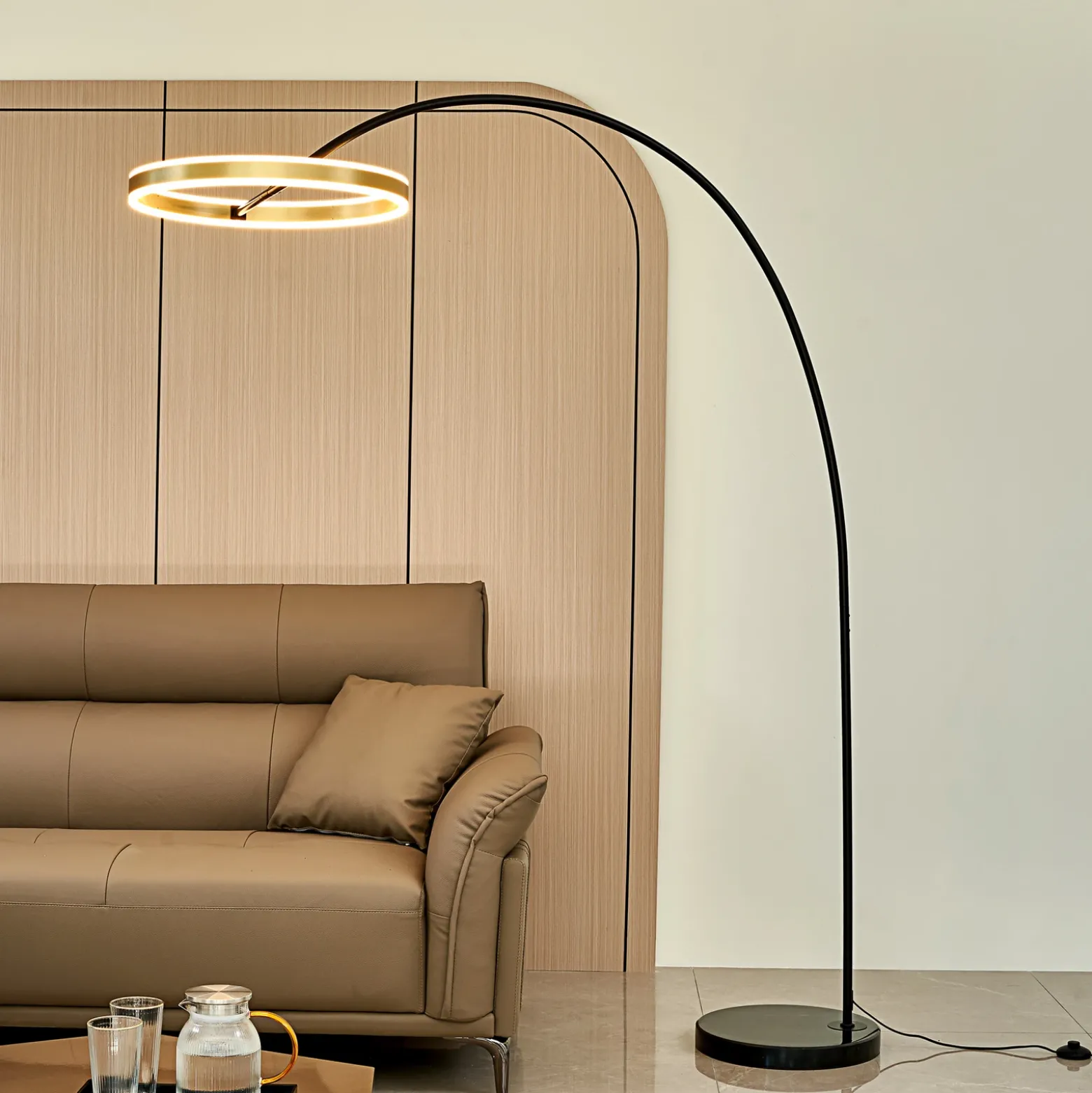 Lucande Lámpara LED arqueada Yekta, color latón, 183 cm, atenuable