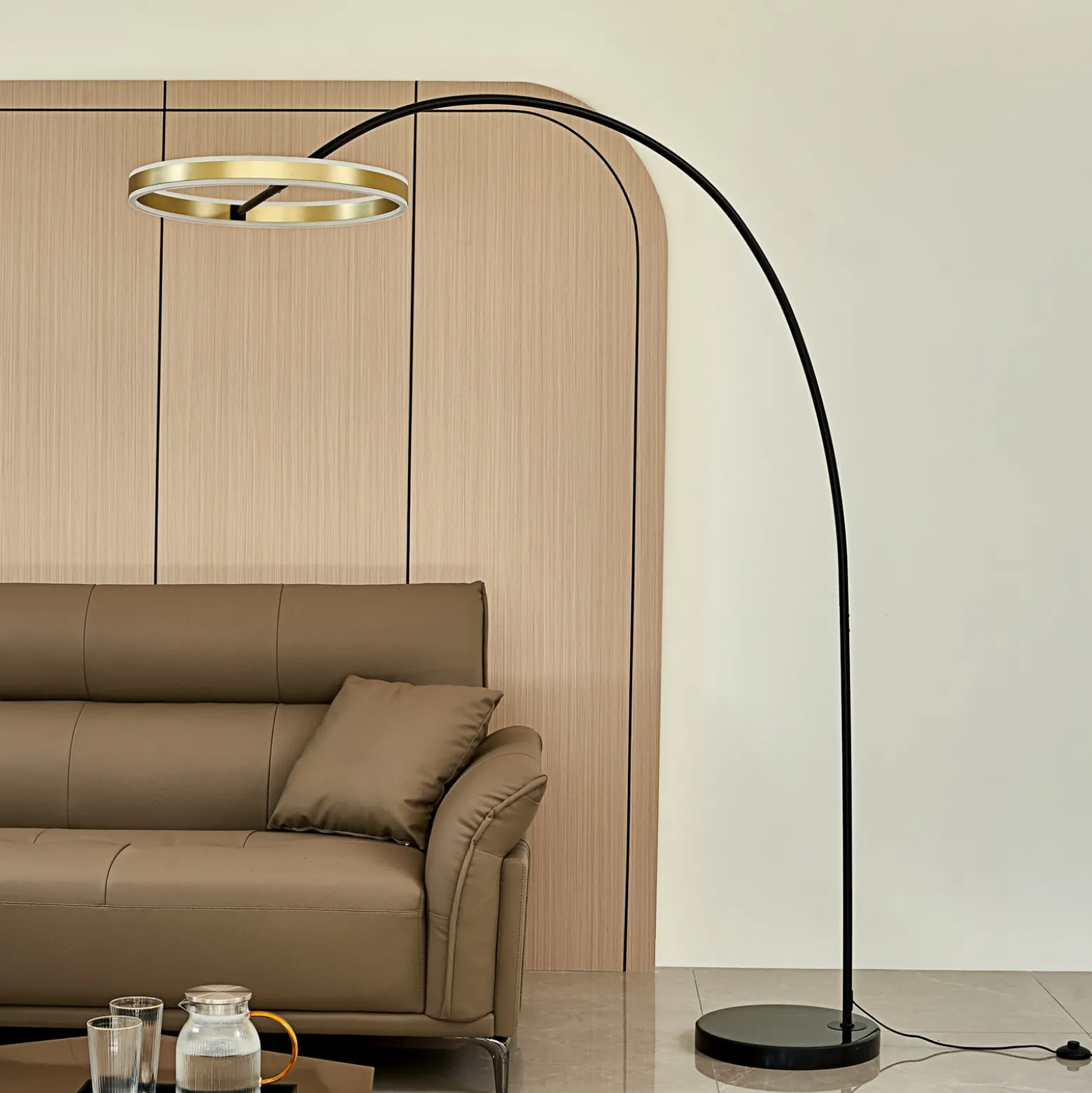 Lucande Lámpara LED arqueada Yekta, color latón, 183 cm, atenuable