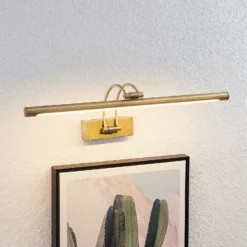 Lucande Lámpara LED para cuadros Dimitrij, curvada, latón, metal