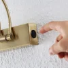 Lucande Lámpara LED para cuadros Dimitrij, curvada, latón, metal