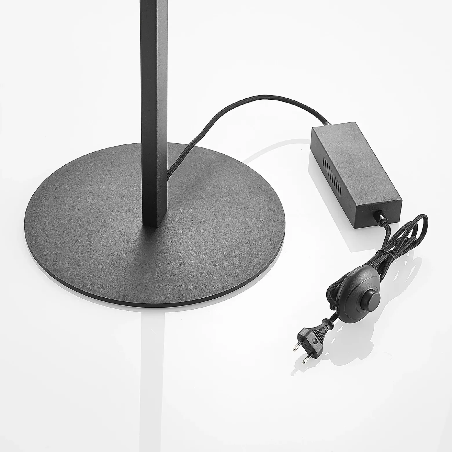 Lucande Matwei Lámpara de pie LED, ovalada, latón