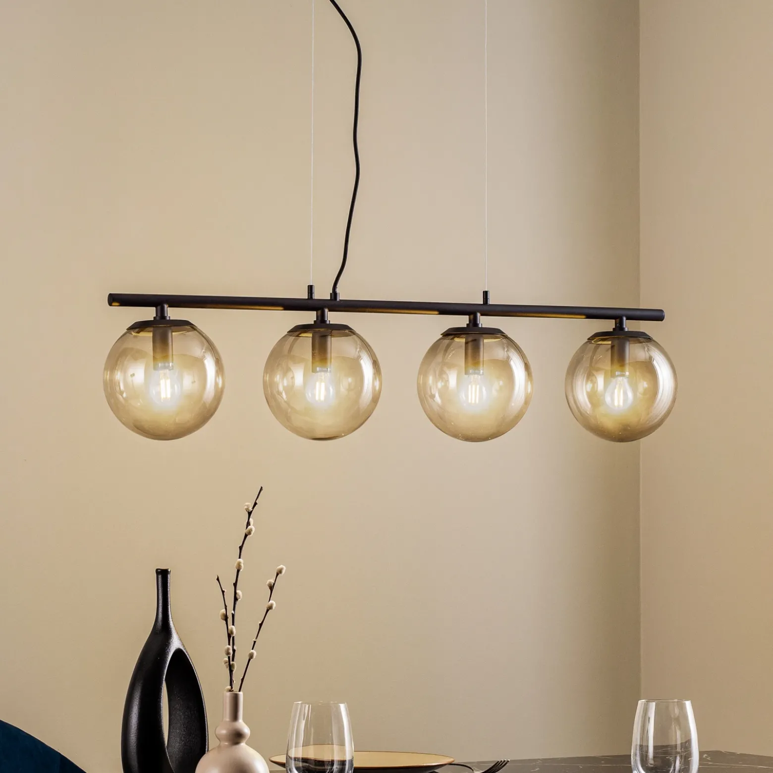 Lucande Sotiana lámpara colgante, 4 globos de cristal, negro