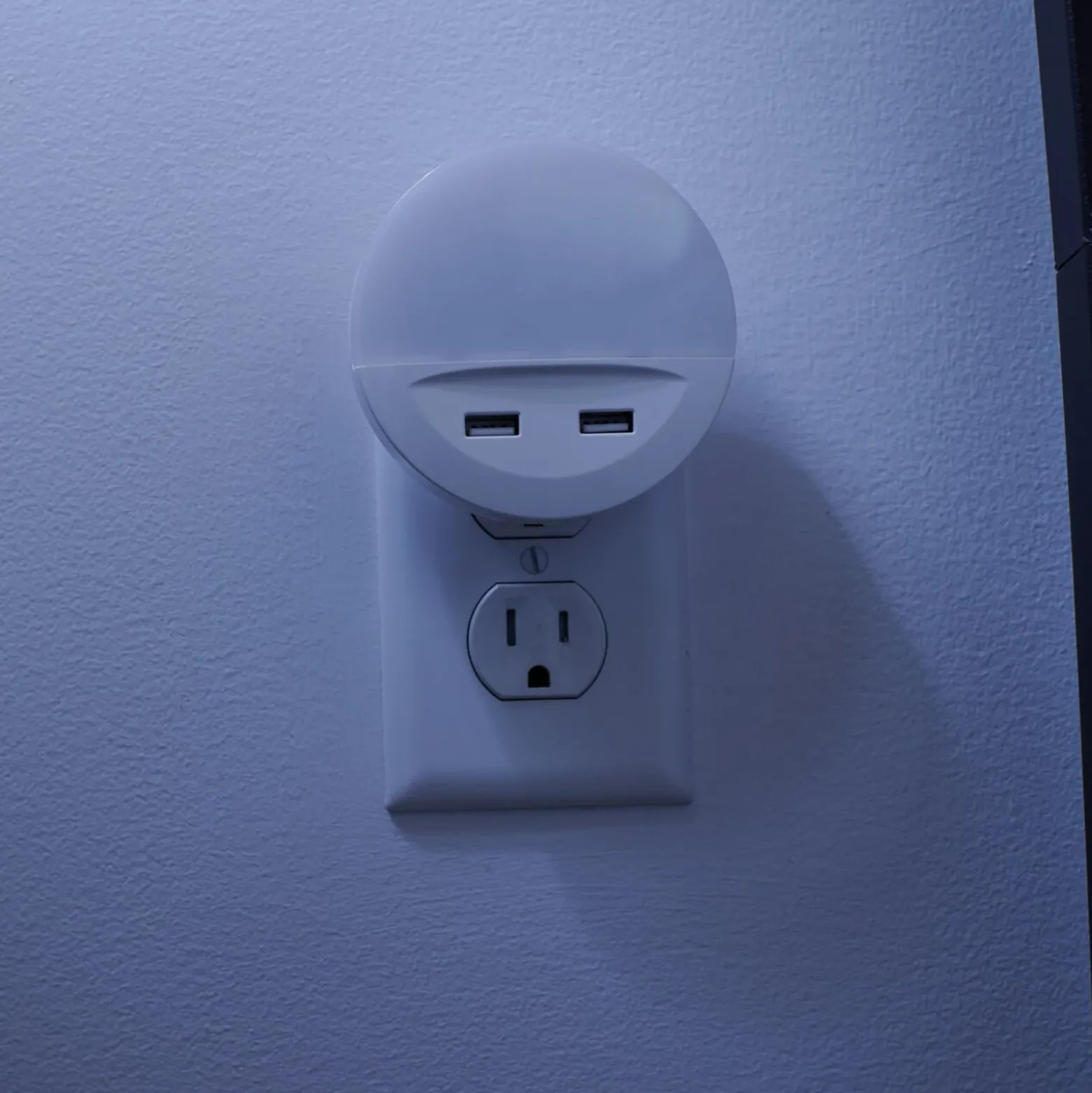 Luz nocturna LED con enchufe LUNETTA USB de OSRAM, blanca, Ø 9 cm