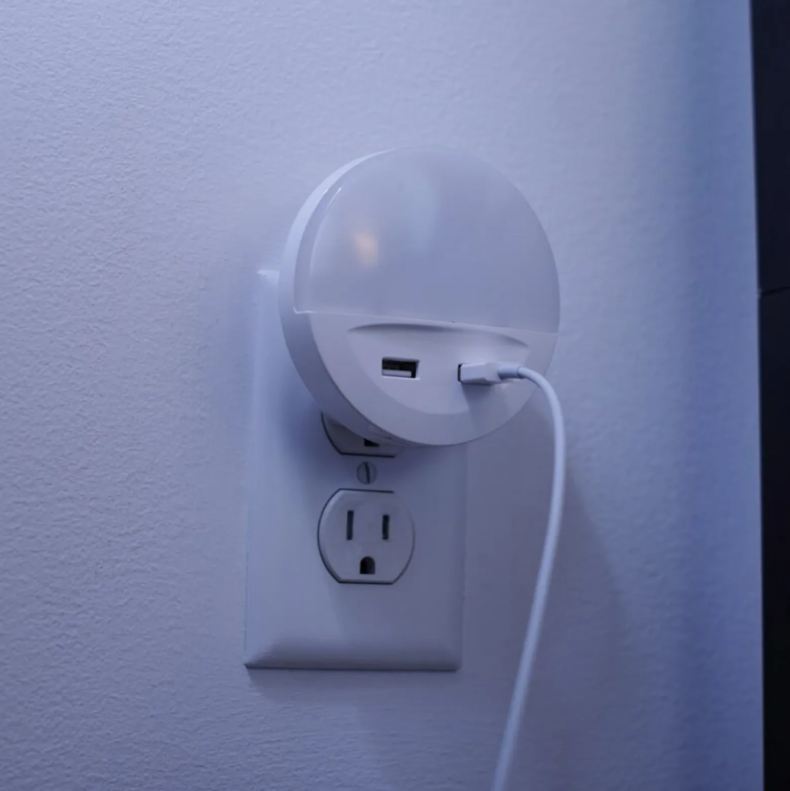 Luz nocturna LED con enchufe LUNETTA USB de OSRAM, blanca, Ø 9 cm
