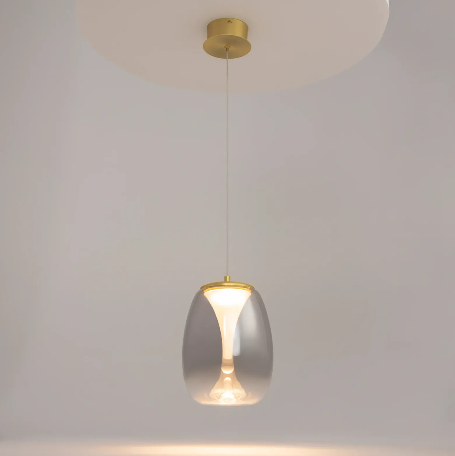 Maytoni lámpara colgante LED Splash, gris humo, Ø 20 cm, cristal