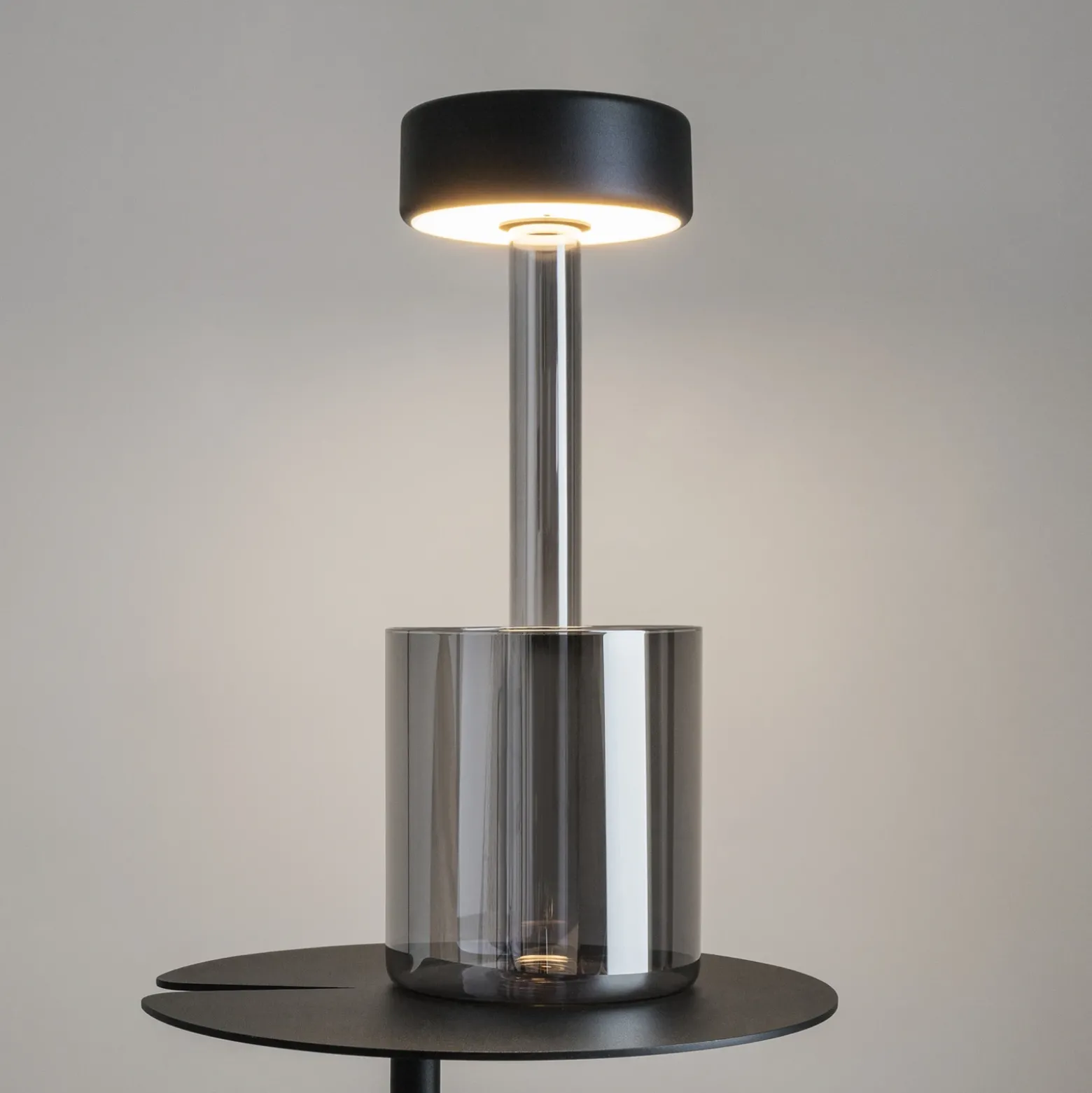 Maytoni Lámpara de mesa LED recargable AI Collaboration, cristal, gris