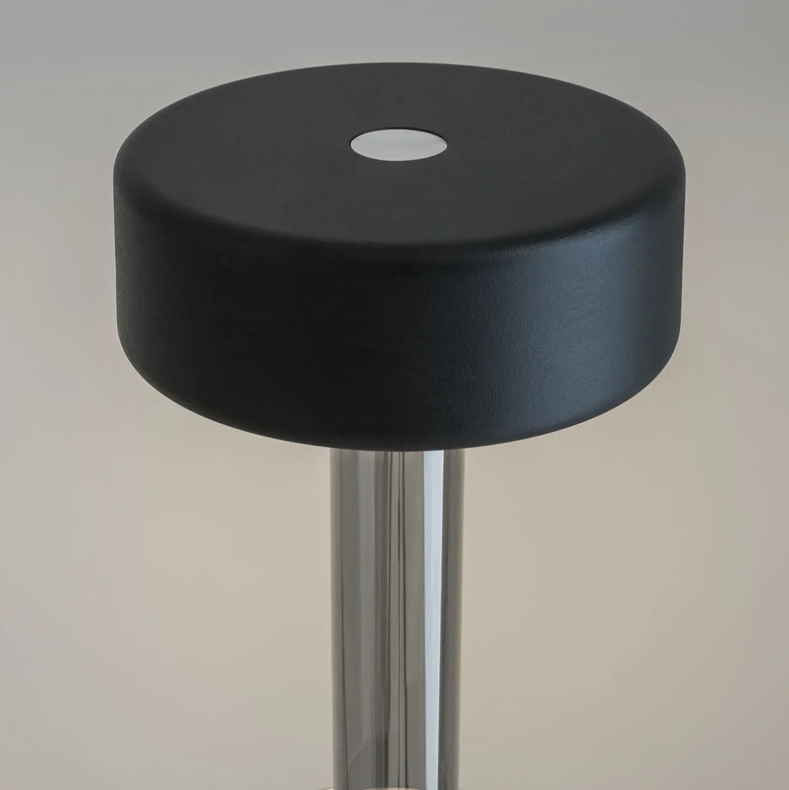 Maytoni Lámpara de mesa LED recargable AI Collaboration, cristal, gris