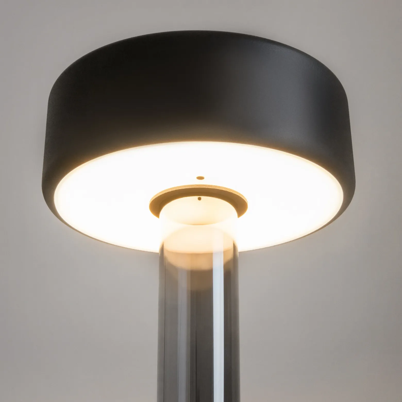 Maytoni Lámpara de mesa LED recargable AI Collaboration, cristal, gris