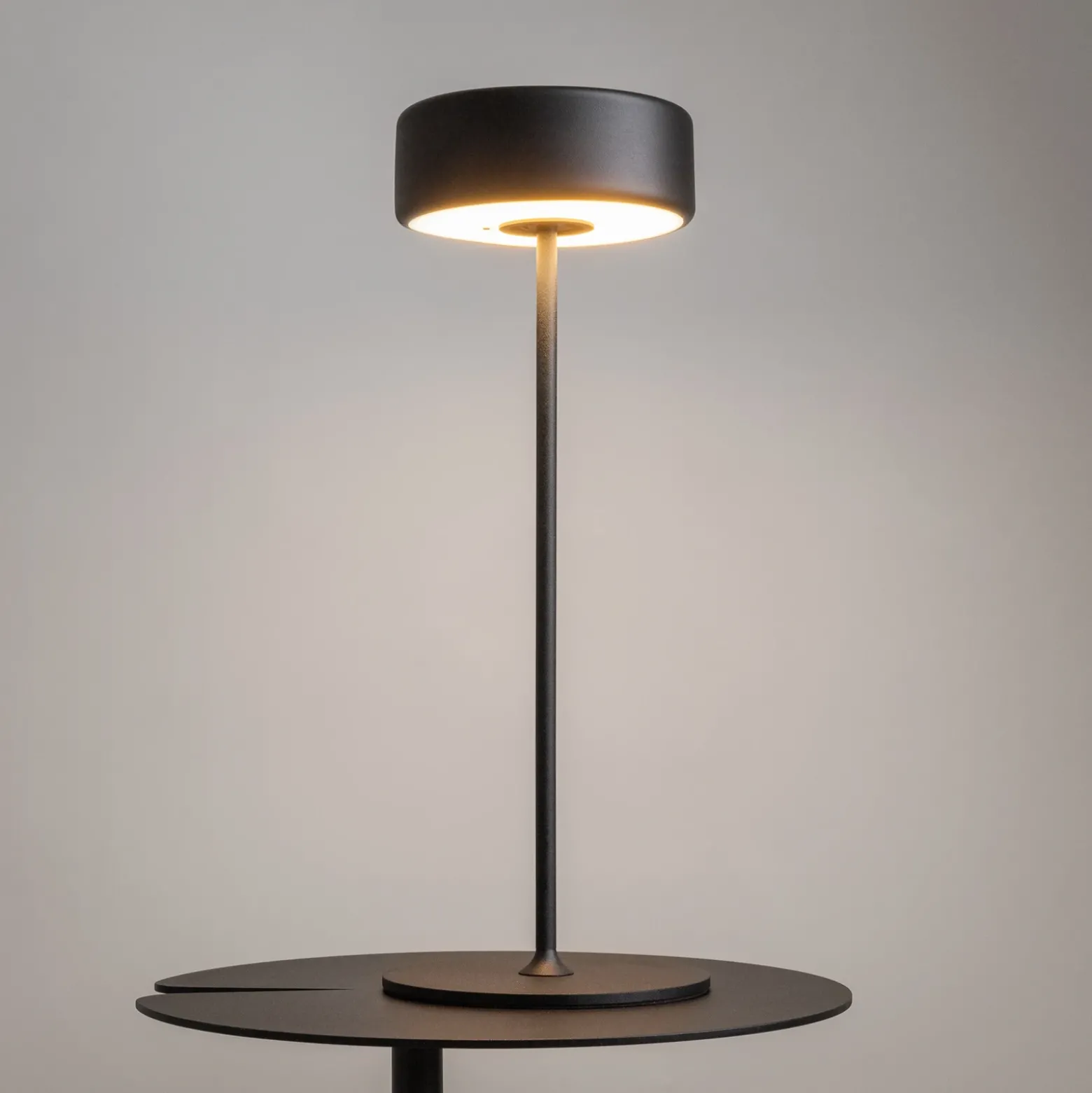 Maytoni Lámpara de mesa LED recargable AI Collaboration, aluminio, negro
