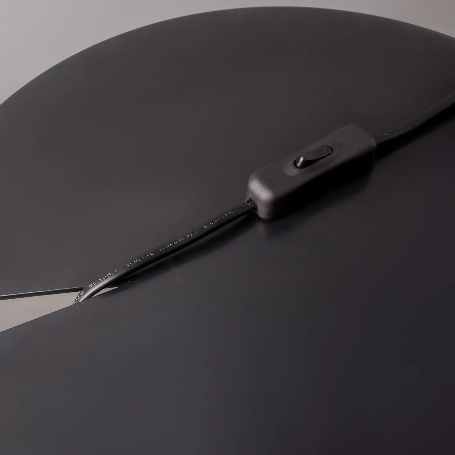 Maytoni Lámpara de mesa Memory, negra, altura 42 cm, cerámica