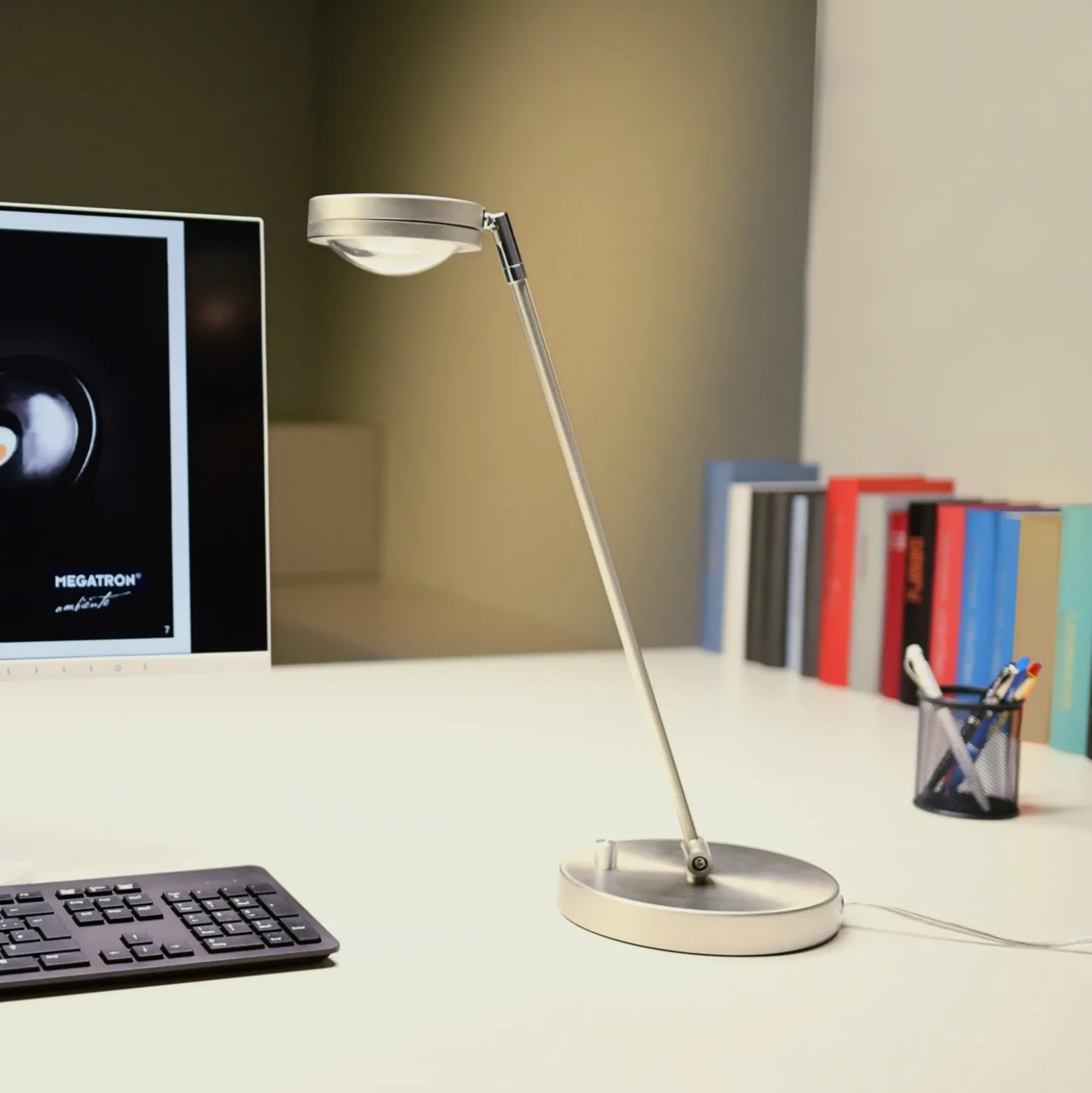 Megatron Ottica Lámpara de mesa LED con atenuador, titanio