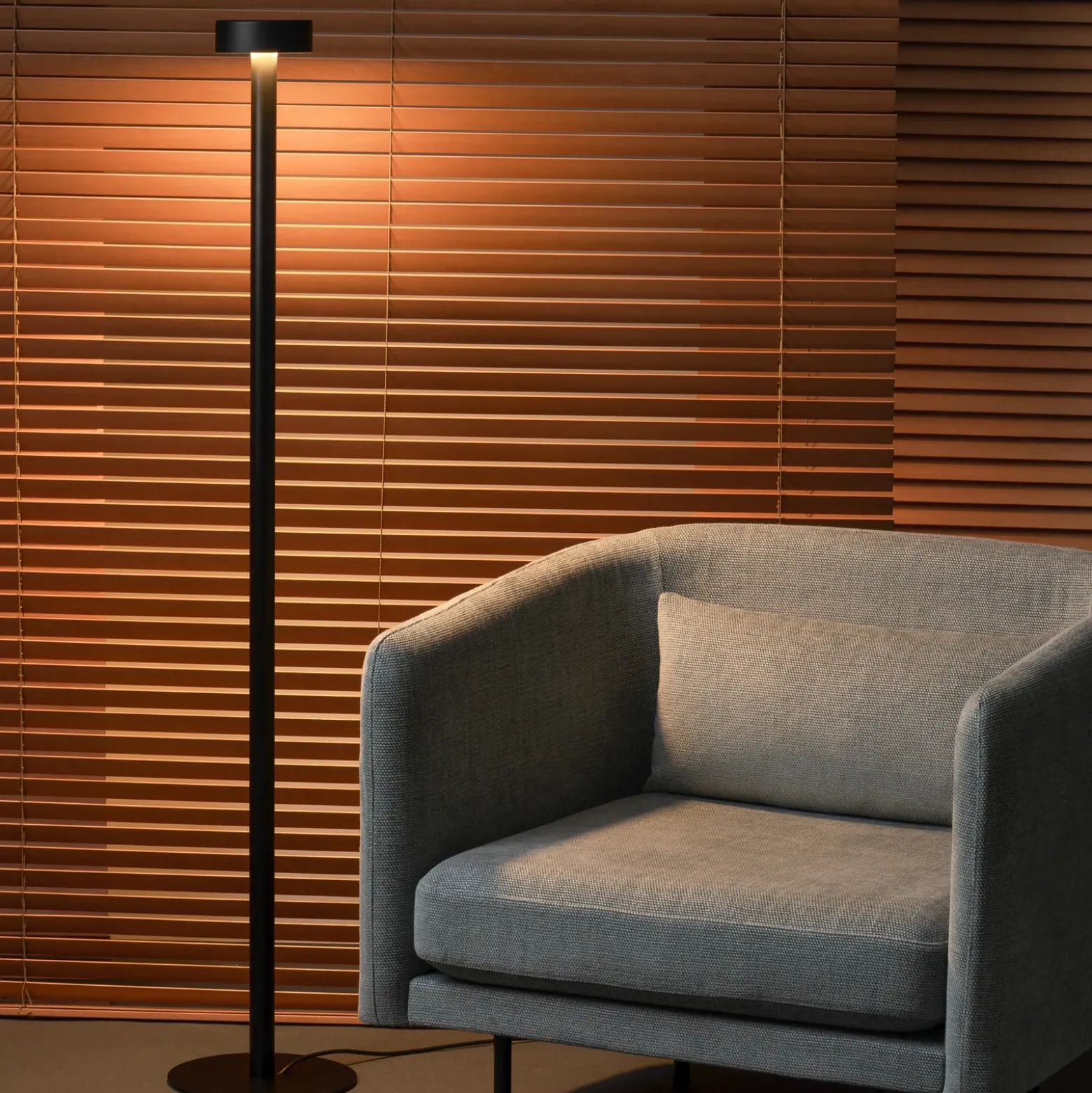 Milan Peak Lane Lámpara de pie LED negra 130 cm