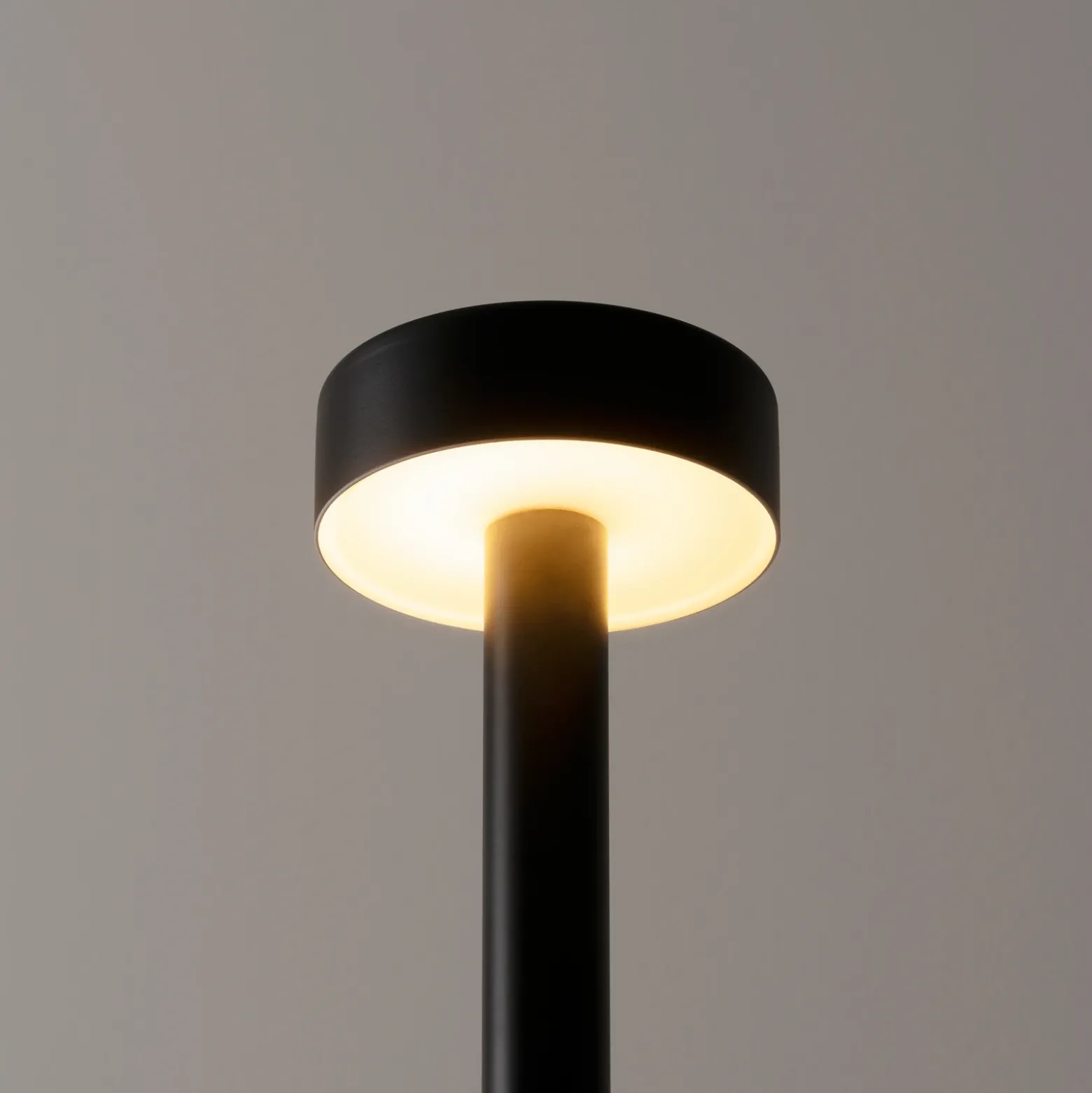 Milan Peak Lane Lámpara de pie LED negra 130 cm