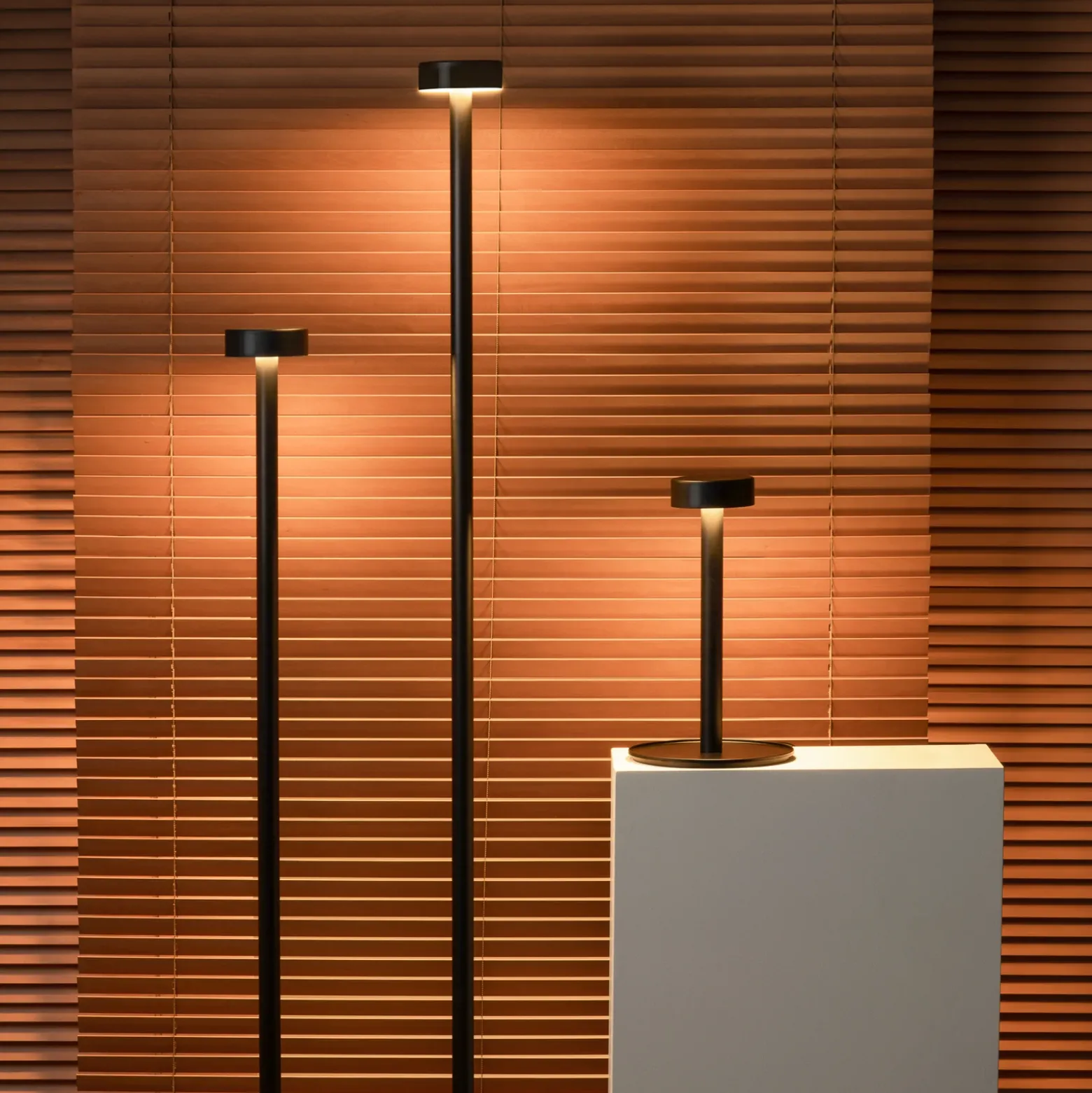 Milan Peak Lane Lámpara de pie LED negra 170 cm