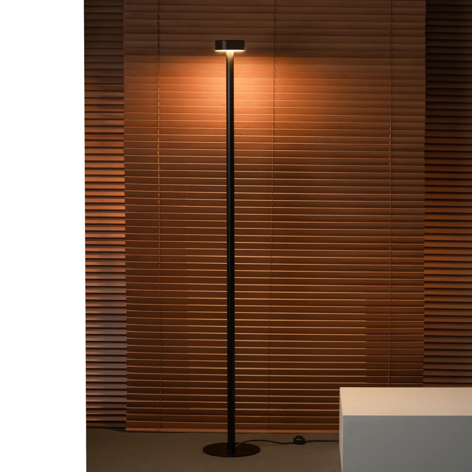 Milan Peak Lane Lámpara de pie LED negra 170 cm